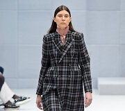 &bdquo;Balenciaga&ldquo; 2016 m. rudens-žiemos kolekcijos modelis
