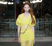 &bdquo;Sonia Rykiel&ldquo; 2019 m. pavasario ir vasaros kolekcijos modelis