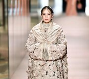 &bdquo;Fendi&ldquo; 2021 m. pavasario ir vasaros auk&scaron;tosios mados kolekcijos modelis
