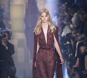 &bdquo;Elie Saab&ldquo; 2015 m. auk&scaron;tosios mados kolekcijos modelis 