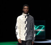 &bdquo;Emporio Armani&ldquo; 2021&ndash;2022 m. rudens ir žiemos kolekcijos modelis