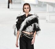 &bdquo;Chanel&ldquo; 2021 m. pavasario ir vasaros kolekcijos modelis