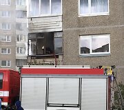S.Neries gatvėje daugiabučio namo balkone užsidegė padangos