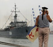 Vyras žiūri Rusijos karinių laivų paradą