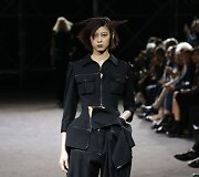 &bdquo;Yohji Yamamoto&ldquo; 2019 m. pavasario ir vasaros kolekcijos modelis