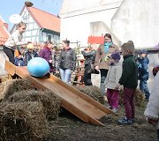 Milžini&scaron;kų kiau&scaron;inių ridenimas sudomino mažuosius klaipėdiečius.