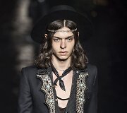 &bdquo;Yves Saint Laurent&ldquo; 2019 m. pavasario ir vasaros kolekcijos modelis