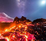 Fotografui viename kadre pavyko užfiksuoti tekančią lavą, mėnulį, pauk&scaron;čių taką ir meteoritą