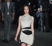 &bdquo;Alexander Wang&ldquo; 2018 m. pavasario ir vasaros kolekcijos modelis
