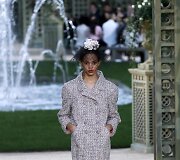 &bdquo;Chanel Haute Couture&ldquo; pavasario ir vasaros kolekcijos modelis 