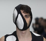 &bdquo;Nasir Mazhar&ldquo; 2016 m. rudens-žiemos kolekcijos modelis