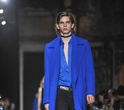 &bdquo;Costume National&ldquo; 2016 m. rudens-žiemos kolekcijos modelis