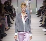 &bdquo;Giorgio Armani Priv&eacute;&ldquo; 2018 m. pavasario ir vasaros auk&scaron;tosios mados kolekcijos modelis