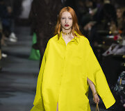 &bdquo;Valentino&ldquo; 2022 m. pavasario ir vasaros kolekcijos modelis