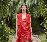 &bdquo;Kenzo&ldquo; 2021 m. pavasario ir vasaros kolekcijos modelis