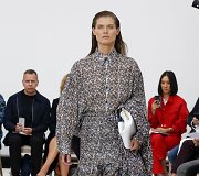 &bdquo;Victoria Beckham&ldquo; 2019 m. pavasario ir vasaros kolekcijos modelis
