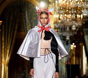 &bdquo;Vivienne Westwood&ldquo; 2020&ndash;2021 m. rudens ir žiemos kolekcijos modelis