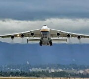 Atskrenda apsikabinimui &ndash; atstumas tarp Mriya sparnų galų siekė 88,4 m. (Eduard Marmet, Wikimedia (CC BY-SA 2.0)