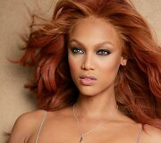 Tyra Banks su 10 mln. JAV dolerių kainuojančia &bdquo;Heavenly 70 Fantasy Bra&ldquo; liemenėle (2004 m.)