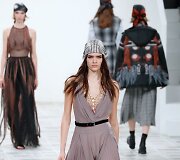 &bdquo;Christian Dior&ldquo; 2020&ndash;2021 m. rudens ir žiemos kolekcijos modelis