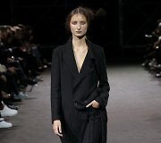 &bdquo;Yohji Yamamoto&ldquo; 2019 m. pavasario ir vasaros kolekcijos modelis
