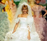 Claudia Schiffer vilki &bdquo;Chanel&ldquo; 1995 m. pavasario-vasaros kolekcijos vestuvinę suknelę 