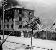 Tauragė, Dariaus ir Girėno al. ir Vytauto g. kampe stovėjęs pastatas (1941) 