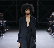 &bdquo;Yohji Yamamoto&ldquo; 2019 m. pavasario ir vasaros kolekcijos modelis