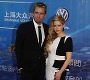 Kanadiečių dainininkė Avril Lavigne su vyru Chadu Kroegeriu