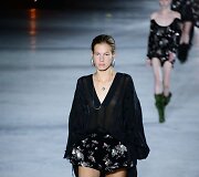 &bdquo;Saint Laurent&ldquo; 2018 m. pavasario ir vasaros kolekcijos modelis