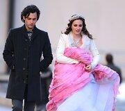 Pennas Badgley ir Leigton Meester &bdquo;Gossip Girl&ldquo; filmavimo aik&scaron;telėje (2012 m.)
