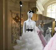 &bdquo;Giambattista Valli&ldquo; 2019&ndash;2020 m. rudens ir žiemos auk&scaron;tosios mados kolekcijos modelis