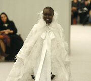 Alek Wek vilki &bdquo;Chanel&ldquo; 2004 m. pavasario-vasaros kolekcijos vestuvinį kostiumėlį