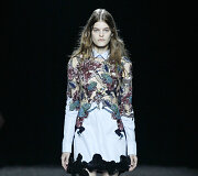 Mary Katrantzou 2015 m. pavasario-vasaros kolekcijos modelis
