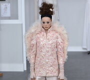 Edie Campbell vilki &bdquo;Chanel&ldquo; 2016&ndash;2017 m. rudens-žiemos kolekcijos vestuvinį kostiumėlį