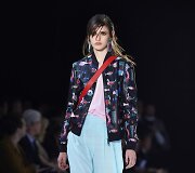 &bdquo;Emporio Armani&ldquo; 2018 m. pavasario ir vasaros kolekcijos modelis