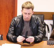 Egidijus Dragūnas teisme lankstydamas pir&scaron;tinę demonstravo &bdquo;i&scaron;radingumą&ldquo;.