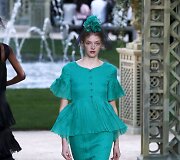 &bdquo;Chanel Haute Couture&ldquo; pavasario ir vasaros kolekcijos modelis 