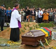 Viek&scaron;niuose &ndash; i&scaron;kilmingos tarnyboje žuvusio pareigūno S.Žymanto laidotuvės