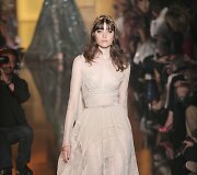 &bdquo;Elie Saab&ldquo; 2015 m. auk&scaron;tosios mados kolekcijos modelis 