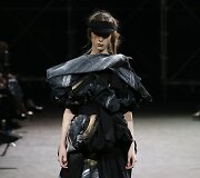 &bdquo;Yohji Yamamoto&ldquo; 2019 m. pavasario ir vasaros kolekcijos modelis