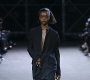 &bdquo;Yohji Yamamoto&ldquo; 2019 m. pavasario ir vasaros kolekcijos modelis