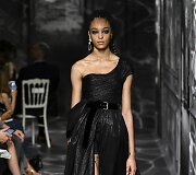 &bdquo;Christian Dior&ldquo; 2019&ndash;2020 m. rudens ir žiemos auk&scaron;tosios mados kolekcijos modelis