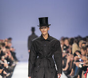 Juozo Statkevičiaus 2020 m. pavasario ir vasaros &bdquo;haute couture&ldquo; kolekcijos modelis