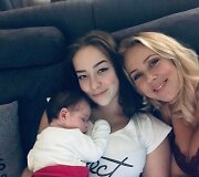 Ineta Stasiulytė su dukromis Upe ir Marija