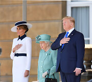 Melania Trump, karalienė Elizabeth II ir Donaldas Trumpas