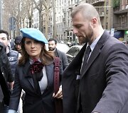 Salma Hayek su savo asmens sargybiniu