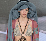 &bdquo;Vivienne Westwood&ldquo; 2022 m. pavasario ir vasaros kolekcijos modelis