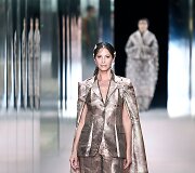 &bdquo;Fendi&ldquo; 2021 m. pavasario ir vasaros auk&scaron;tosios mados kolekcijos modelis: Christy Turlington