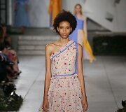 &bdquo;Carolina Herrera&ldquo; 2018 m. pavasario ir vasaros kolekcijos modelis